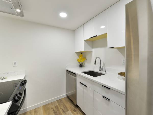 $2,445 / 2br - 955ft2 - Available Now! Like-New Top Floor Beautifully Remodeled 2 Bdm 1.5 Bath (Bellevue)63688425640577124