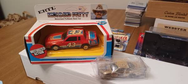 1/43 ERTL RICHARD PETTY PULLBACK CAR/50 CAR 1