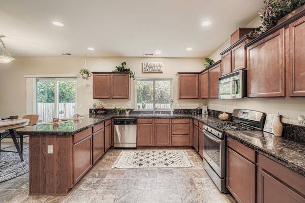 $585,000 / 5br - 2672ft2 - OPEN House- Large & luxurious NEW listing in Puyallup- hot tub, A/C+ (Puyallup)64165801071875124