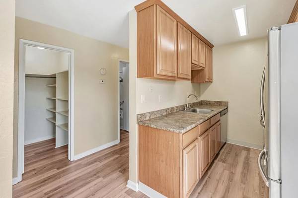 $1,700 / 1br - 635ft2 - *Spacious studio and one-bedroom apartments with upgraded countertops! (daly city)63946669413250121