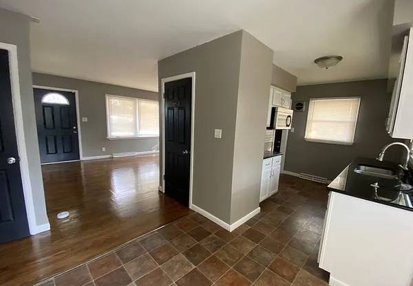$1,250 / 3br - 1606ft2 - Super  3 large bedrooms 2 full, updated bathrooms means no morning tra (Milwaukee)63845960790147120