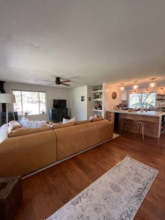 $3,200 / 3br - 1400ft2 - Moderno de mediados de siglo / Todos los servicios incluidos, amueblado 3 habitaciones/2 baños (Bend)63839289591555122