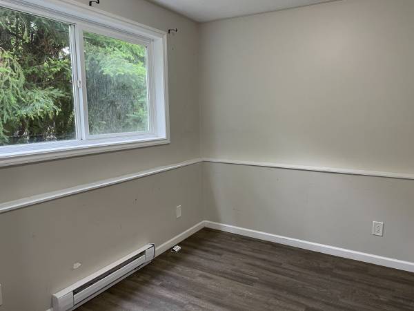 2BR Garden Suite – In-Suite Laundry, Private Entrance Big Yard 5