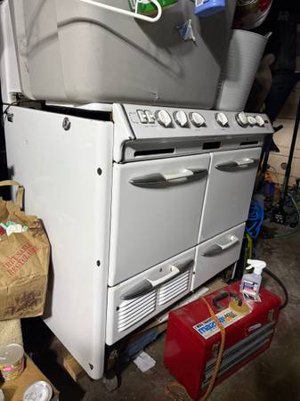 O KEEFE & MERRITT Antique stove 1