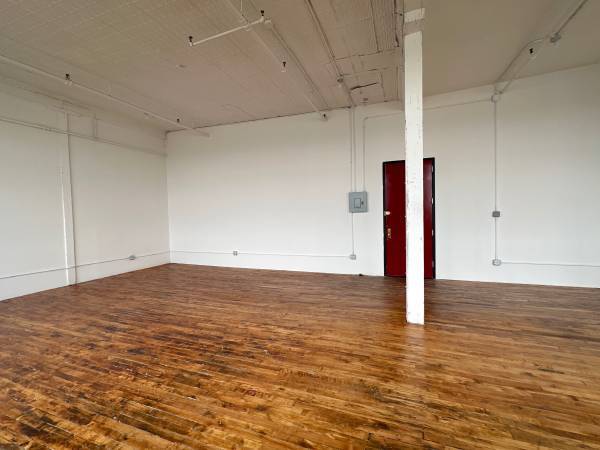 $2,600 / 900ft2 - ____LARGE COMMERCIAL LOFT _____13 CEILING____LARGE WINDOWS____ELEVATOR (WILLIAMSBURG right @ L train MORGAN STOP____________________)63854481924483124