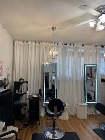 $600 / 200ft2 - Salon Suite / Chair for Rent - Perfect for Stylist (Lincoln Park)63898731709698122