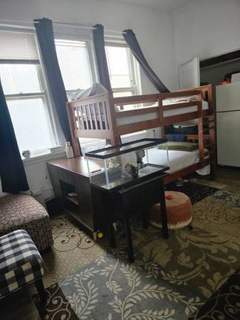 $300 / 6br - Looking for roommate (Argyle uptown)64041644639617120