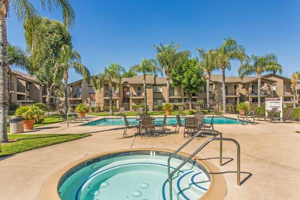 $2,015 / 2br - 905ft2 - Clubhouse w/ Fireside Lounge & Multi-Media Center, Spacious Closets (Located In The Heart Of Moreno Valley Near Shopping Mal)64028082562307121