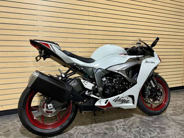 れいか 2024 Kawasaki Ninja ZX-6R Pearl Robotic White/Metallic Gr