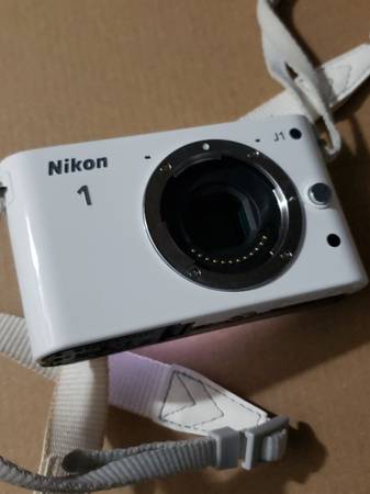 Nikon 1 Mirrorless digital camera j1 (dslr) like new 440 actuations! body only 1