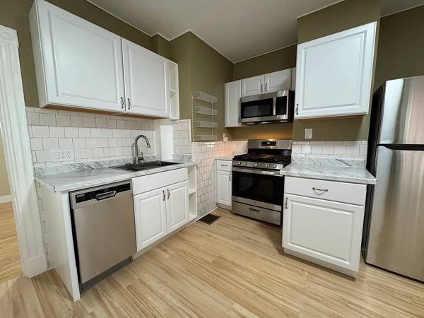 $3,400 / 3br - 1100ft2 - RENOVATED/In-Unit Laundry/1 Parking Included/Pantry/All New Appliances (Somerville-Cambridge/Union Square/Duck Village/Inman Square!)63996691308163122