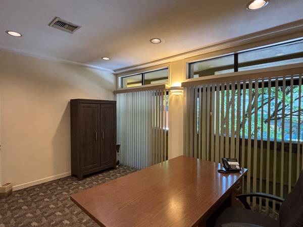 $650 / 178ft2 - Large office with private balcony available in downtown Portland (Portland)64218938081283122