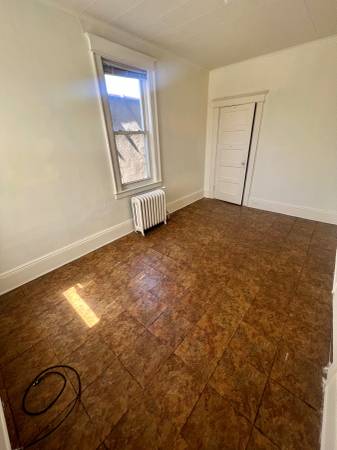 $2,700 / 3br - Amplio, 3 habitaciones + estudio/habitación de invitados, servicios incluidos, pisos de madera (Maspeth)63854193673987123