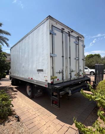 2017 Isuzu NRR Refrigerated - Photo 2