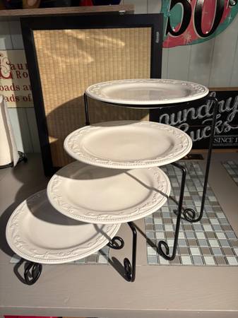 Adjustable, tiered serving stand 1