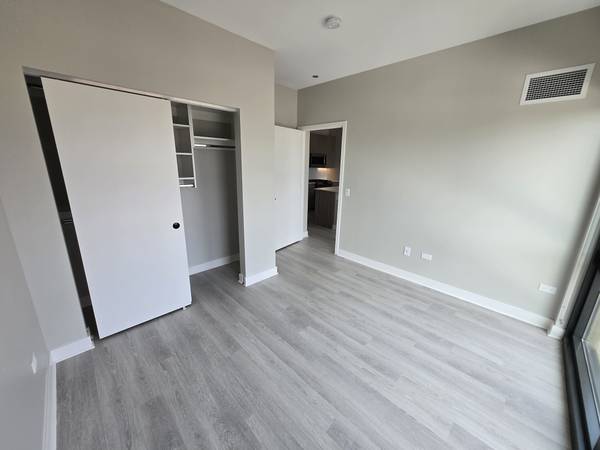 $2,250 / 1br - 807ft2 - Beautiful 1 bed with washer/dryer in unit, hw floors, & ss appliances (Uptown)63899122437379123