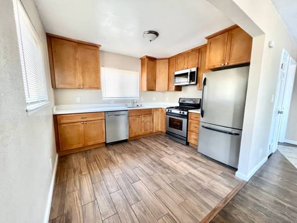 $2,100 / 2br - Beautifully Updated 2Bd/1Ba unit in Richmond Triplex -AVAILABLE NOW!!! (richmond / point / annex)63797037064705120