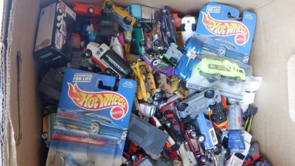 APPROXIMATELY 200 LOOSE DIE CAST; MOSTLY HOTWHEELS, 1
