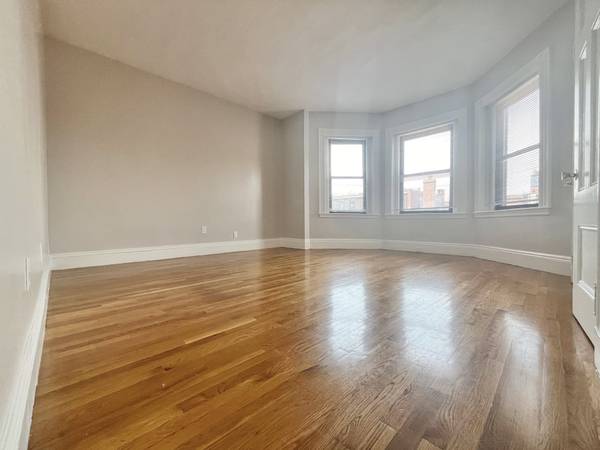 $2,900 / 2br - 650ft2 - Boylston St. junto a Trader Joe's. Soleado UN DORMITORIO SEPARADO. Aire acondicionado central. (Back Bay)63828337127041120