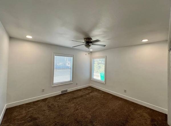 $840 / 2br - Casa remodelada de 2 habitaciones y 1 baño, con garaje para 1 auto en Mid-Town reno (Reno, NV)63682237958913121
