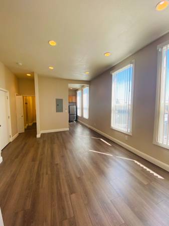 $1,795 / 1br - 750ft2 - 1 block to Fruitvale BART! In-unit Laundry, High ceilings (oakland east)63880013470593124