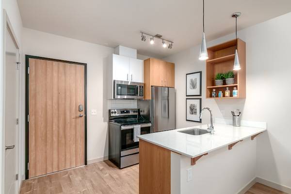 $1,395 / 1br - Room to Roam @ Halsey 28! Pets Love It Here! (NE Portland, Sullivan's Gulch, Grant Park)63867270498689121