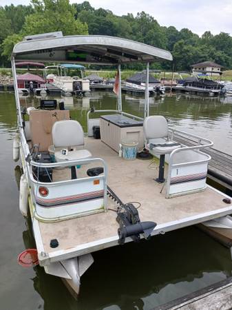 18' Sun Cruiser Pontoon boat 1
