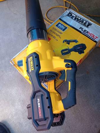 DeWALT Cordless 60v Axial Handheld Leaf Blower 1