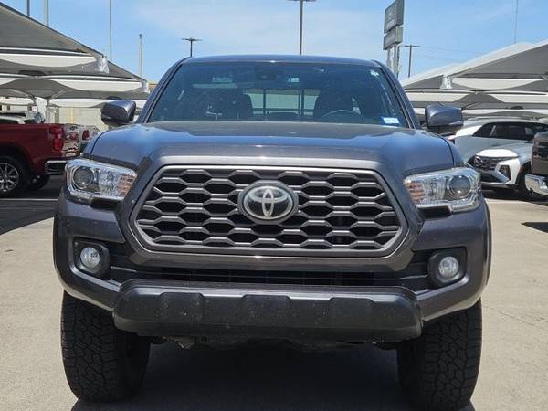 2022 Toyota Tacoma 4WD 4x4 Camioneta TRD Off Road Cabina Doble - $31,991 (Llame al *(817) 562-6858* para confirmar disponibilidad al instante)63485326343683121