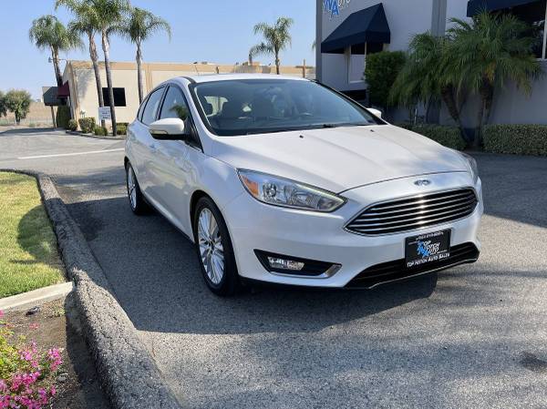 2018 Ford Focus Titanium hatchback blanco platino metálico tricapa - $8.887 (28046 Del Rio Rd Ste Abr)63435885985923122