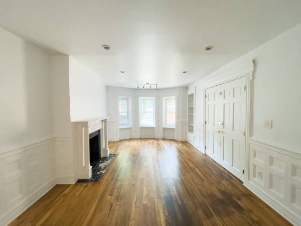 $6,500 / 4br - NO FEE! Massive 4-Bed 1.5 Bath Duplex with Backyard (Crown Heights)63816653616643120