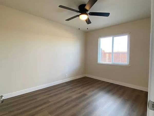 $1,050 / 2br - Remodeled 2 bedroom/1 bath duplex! (CA)64011321217794121