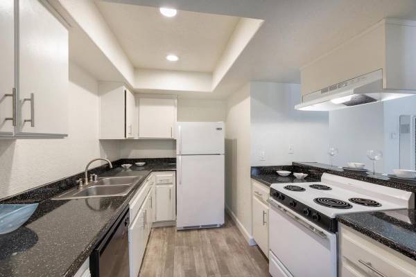 $3,095 / 2br - 900ft2 - Cozy Corner 2bd Available! (Carlsbad Village)63657310336001124