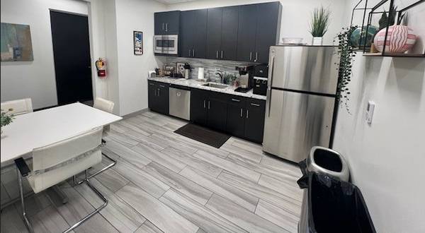 $625 ¡Suite de oficina semiprivada disponible! (Palm Desert (Indian Wells))63668321001347123