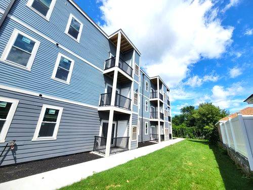 $2,075 / 2br - 962ft2 - Charming 2-Bedroom with a Private Outdoor Space! (Pawtucket)64002827449987120