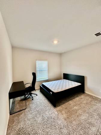 $1,000 / 140ft2 - Room for Rent (Duluth)64045869439233121