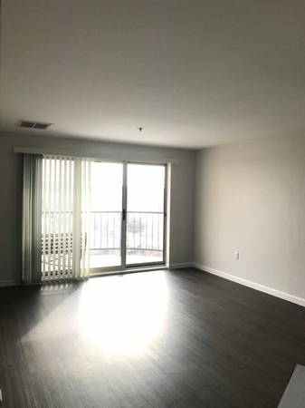 $2,325 / 2 habitaciones - 1125 pies² - Amplios armarios empotrados, zona de picnic, almacenamiento adicional (180 Woodbury St, Manchester, NH)63656178358529120