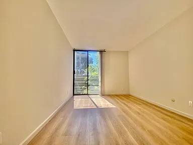 $1,150 / 1br - Remodeled & Spacious 1BD in Adams Point – Parking Included63687423136129123