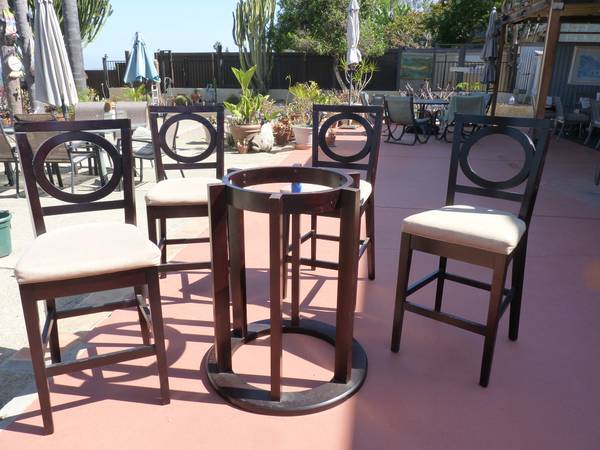 Mesa de entretenimiento con sillas de respaldo alto - $150 (Carlsbad)63471472792707123