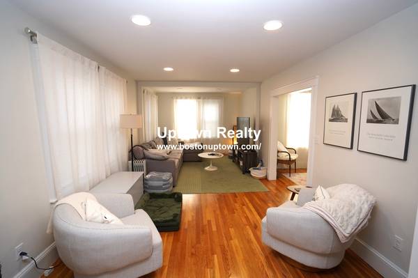 $3,000 / 2br - Beautifully Renovated, Modern 2 Bedroom with Parking and Free Laundry!63996693352194120