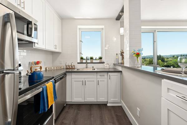 $3,935 / 1br - 840ft2 - Amazing 1x1w DEN!! Downtown San Mateo!! w BIG Picture Window!! w VIEWS (san mateo)63860997099011122
