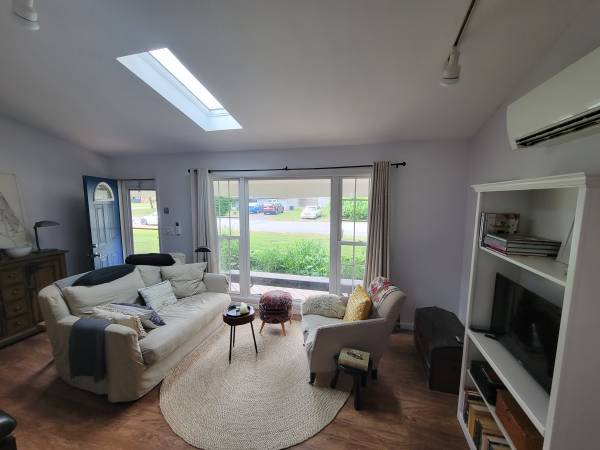 $3,100 / 3br - 1108ft2 - Renovated 3BR/1BA modern house w/ solar near Bard in Collegepark (Red Hook / Collegepark)64035736497537120