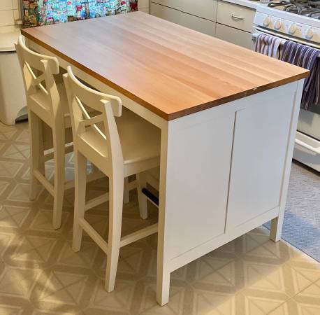 Kitchen island and chairs 1