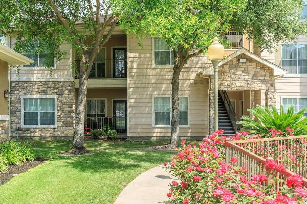 $1,491 / 3br - 1261ft2 - Fitness Goals Met: State-of-the-Art Gym on Site!63832138237315123