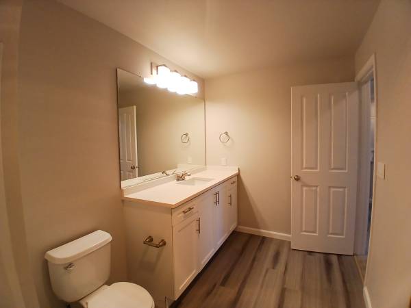 $1,917 / 1br - 745ft2 - 1 Bed 1 Bath W/White Quartz Counters Kitchen & Full Size W/D In Unit!! (Everett/Mukilteo/Boeing)63852484214785123