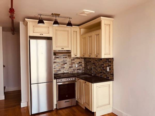 $3,350 / 2br - 1000ft2 - Penthouse Duplex | Private Balcony + Deck | City Views. Washer dryer i (Bushwick)63788384967683124