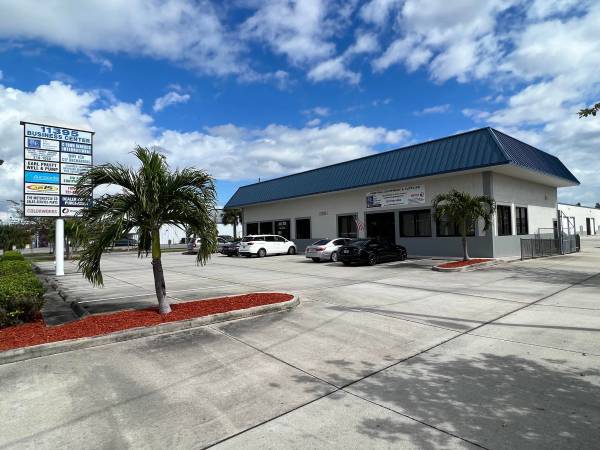 $2,775 / 1850ft2 - Premium Warehouse Space ~Office & Air Conditioned~ (Largo)63991085583107121