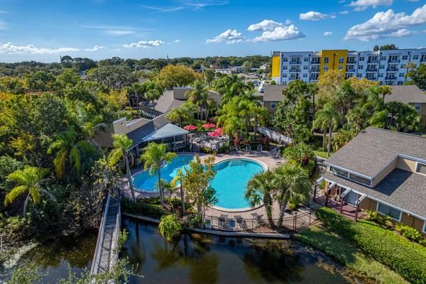 $1,892 / 2br - 920ft2 - Covered Deck, Coffee & Tea Bar, 2 BD (Wonderful lake view)63976135300867123