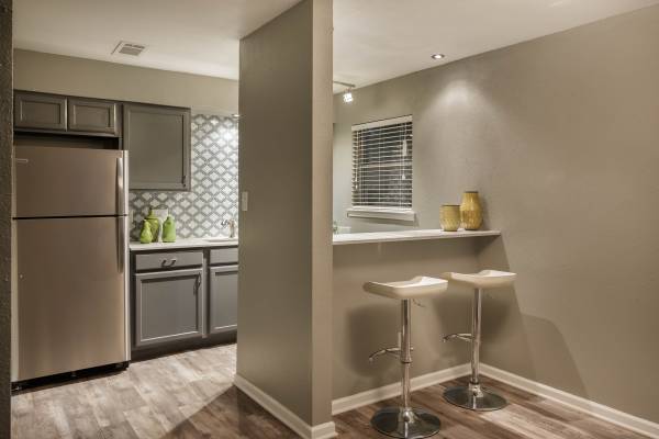 $1,050 / 377ft2 - Modern updated unit ready for move in. First month free (Austin)63979117149059120