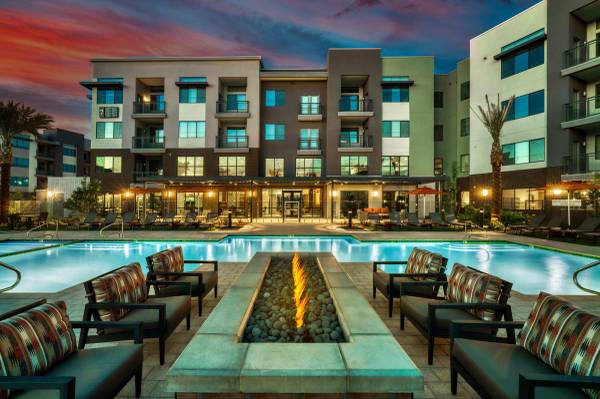 $1,420 / 625ft2 - Áreas con asientos al aire libre con parrillas de gas, ascensores, estudio (1935 S Santan Village Pkwy, Gilbert, AZ)64047539392770122